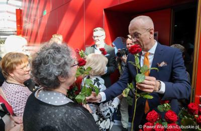 XV Lubuski Kongres Kobiet rozpoczął się od wręczenia podarunków paniom. Kwiaty rozdawali osobiście marszałek województwa lubuskiego Marcin Jabłoński (na zdjęciu) oraz wicemarszałkowie: Sebastian Ciemnoczołowski i Grzegorz Potęga.