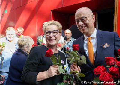 XV Lubuski Kongres Kobiet rozpoczął się od wręczenia podarunków paniom. Kwiaty rozdawali osobiście marszałek województwa lubuskiego Marcin Jabłoński (na zdjęciu) oraz wicemarszałkowie: Sebastian Ciemnoczołowski i Grzegorz Potęga.