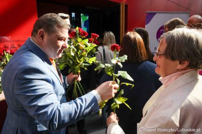 XV Lubuski Kongres Kobiet rozpoczął się od wręczenia podarunków paniom. Kwiaty rozdawali osobiście marszałek województwa lubuskiego Marcin Jabłoński oraz wicemarszałkowie: Sebastian Ciemnoczołowski i Grzegorz Potęga (na zdjęciu).