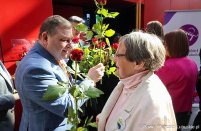 XV Lubuski Kongres Kobiet rozpoczął się od wręczenia podarunków paniom. Kwiaty rozdawali osobiście marszałek województwa lubuskiego Marcin Jabłoński oraz wicemarszałkowie: Sebastian Ciemnoczołowski i Grzegorz Potęga (na zdjęciu).