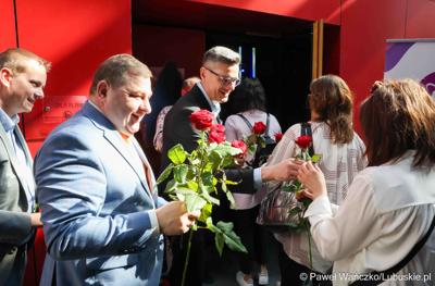 XV Lubuski Kongres Kobiet rozpoczął się od wręczenia podarunków paniom. Kwiaty rozdawali osobiście marszałek województwa lubuskiego Marcin Jabłoński oraz wicemarszałkowie: Sebastian Ciemnoczołowski i Grzegorz Potęga (na zdjęciu w niebieskim garniturze).