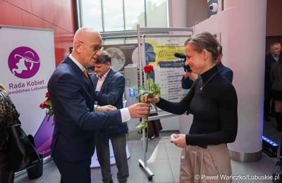 XV Lubuski Kongres Kobiet rozpoczął się od wręczenia podarunków paniom. Kwiaty rozdawali osobiście marszałek województwa lubuskiego Marcin Jabłoński (na zdjęciu) oraz wicemarszałkowie: Sebastian Ciemnoczołowski i Grzegorz Potęga.