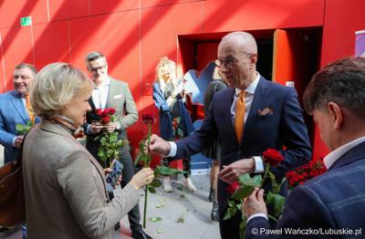 XV Lubuski Kongres Kobiet rozpoczął się od wręczenia podarunków paniom. Kwiaty rozdawali osobiście marszałek województwa lubuskiego Marcin Jabłoński (na zdjęciu) oraz wicemarszałkowie: Sebastian Ciemnoczołowski i Grzegorz Potęga.