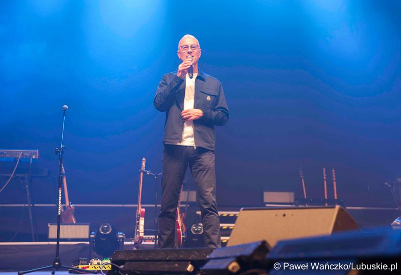 Marszałek Województwa Lubuskiego Marcin Jabłoński zapowiada koncert Dawida Kwiatkowskiego w Zielonej Górze, zorganizowanego z okazji odbywającego się w Zielonej Górze XV Kongresu Kobiet