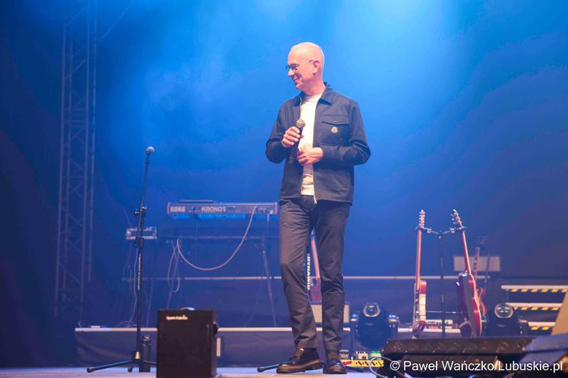 Marszałek Województwa Lubuskiego Marcin Jabłoński zapowiada koncert Dawida Kwiatkowskiego w Zielonej Górze, zorganizowanego z okazji odbywającego się w Zielonej Górze XV Kongresu Kobiet