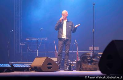 Marszałek Województwa Lubuskiego Marcin Jabłoński zapowiada koncert Dawida Kwiatkowskiego w Zielonej Górze, zorganizowanego z okazji odbywającego się w Zielonej Górze XV Kongresu Kobiet