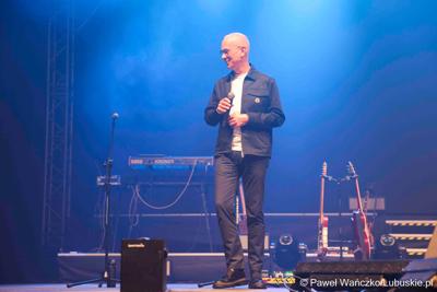 Marszałek Województwa Lubuskiego Marcin Jabłoński zapowiada koncert Dawida Kwiatkowskiego w Zielonej Górze, zorganizowanego z okazji odbywającego się w Zielonej Górze XV Kongresu Kobiet