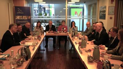 18 marca 2025 r. w ramach wizyty studyjnej w Brukseli radni Województwa Lubuskiego odwiedzili siedzibę przedstawicielstwa partnerskiej Brandenburgii. 