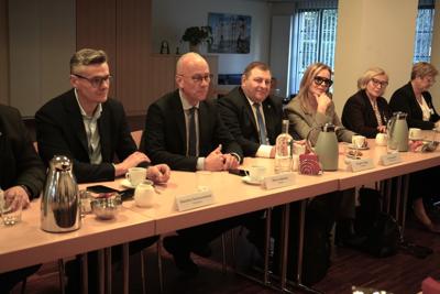 18 marca 2025 r. w ramach wizyty studyjnej w Brukseli radni Województwa Lubuskiego odwiedzili siedzibę przedstawicielstwa partnerskiej Brandenburgii. 
