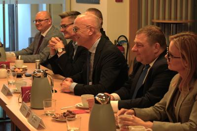 18 marca 2025 r. w ramach wizyty studyjnej w Brukseli radni Województwa Lubuskiego odwiedzili siedzibę przedstawicielstwa partnerskiej Brandenburgii. 