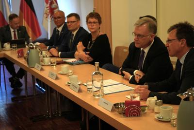 18 marca 2025 r. w ramach wizyty studyjnej w Brukseli radni Województwa Lubuskiego odwiedzili siedzibę przedstawicielstwa partnerskiej Brandenburgii. 