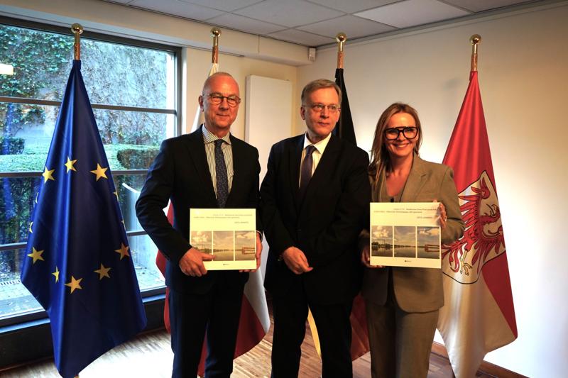 18 marca 2025 r. w ramach wizyty studyjnej w Brukseli radni Województwa Lubuskiego odwiedzili siedzibę przedstawicielstwa partnerskiej Brandenburgii.