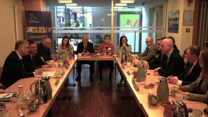 18 marca 2025 r. w ramach wizyty studyjnej w Brukseli radni Województwa Lubuskiego odwiedzili siedzibę przedstawicielstwa partnerskiej Brandenburgii.