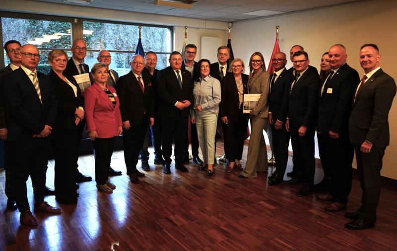 18 marca 2025 r. w ramach wizyty studyjnej w Brukseli radni Województwa Lubuskiego odwiedzili siedzibę przedstawicielstwa partnerskiej Brandenburgii.