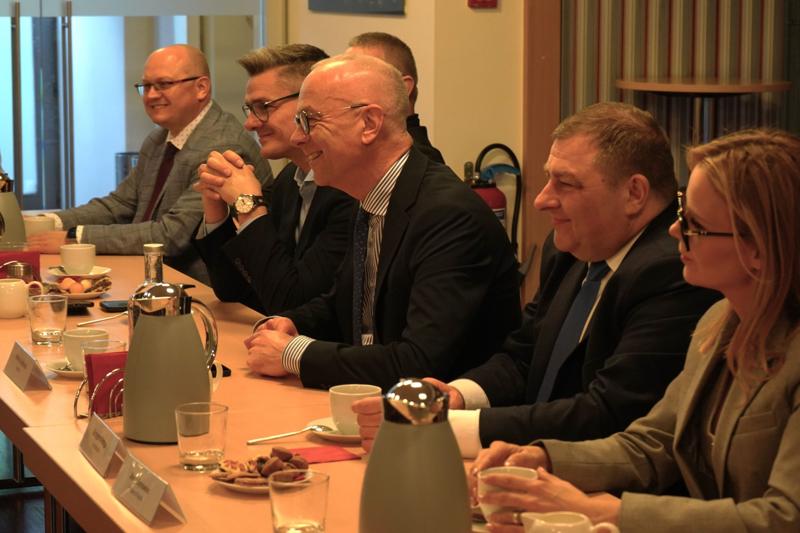 18 marca 2025 r. w ramach wizyty studyjnej w Brukseli radni Województwa Lubuskiego odwiedzili siedzibę przedstawicielstwa partnerskiej Brandenburgii.