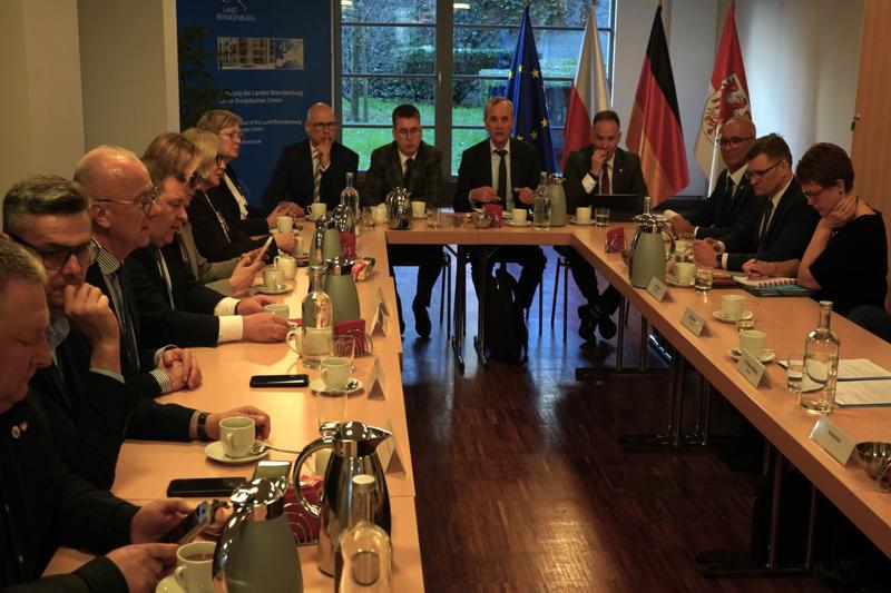 18 marca 2025 r. w ramach wizyty studyjnej w Brukseli radni Województwa Lubuskiego odwiedzili siedzibę przedstawicielstwa partnerskiej Brandenburgii.