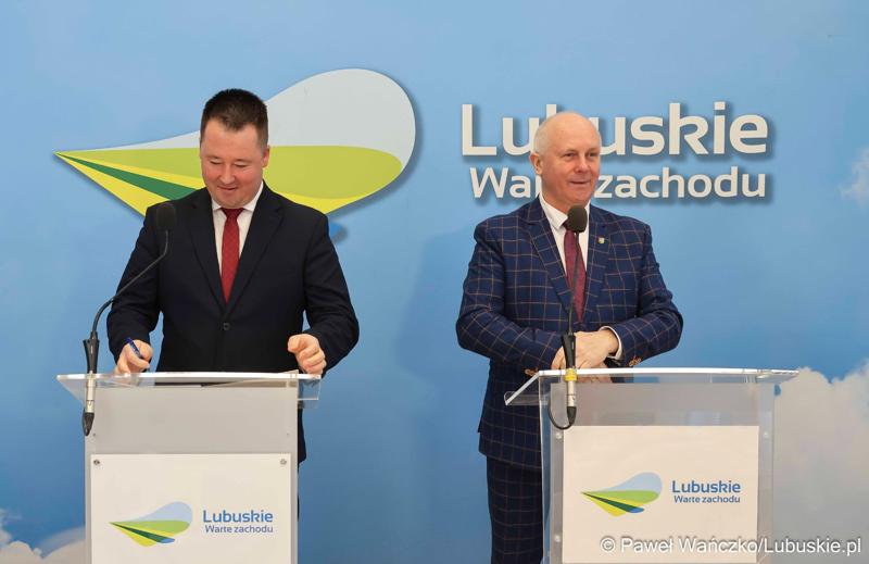Uczestnicy konferencji prasowej dot. wsparcia samorządu lubuskiego na rzecz lubuskich ogrodów działkowych. Na zdjęciu: Członek Zarządu Województwa Lubuskiego Zbigniew Kołodziej (z prawej) oraz Dyrektor Departamentu Rolnictwa i Rozwoju Wsi Piotr Dembiński.