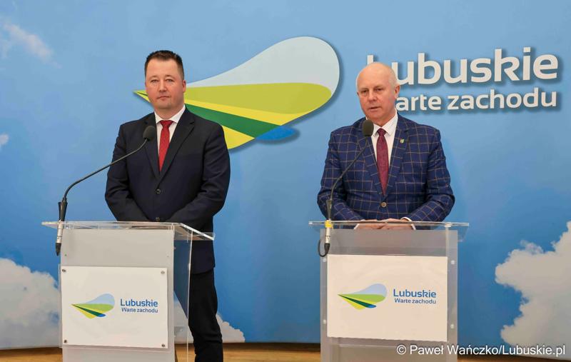 Uczestnicy konferencji prasowej dot. wsparcia samorządu lubuskiego na rzecz lubuskich ogrodów działkowych. Na zdjęciu: Członek Zarządu Województwa Lubuskiego Zbigniew Kołodziej (z prawej) oraz Dyrektor Departamentu Rolnictwa i Rozwoju Wsi Piotr Dembiński.