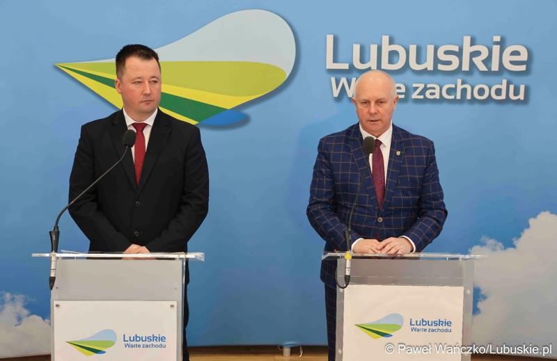 Uczestnicy konferencji prasowej dot. wsparcia samorządu lubuskiego na rzecz lubuskich ogrodów działkowych. Na zdjęciu: Członek Zarządu Województwa Lubuskiego Zbigniew Kołodziej (z prawej) oraz Dyrektor Departamentu Rolnictwa i Rozwoju Wsi Piotr Dembiński.