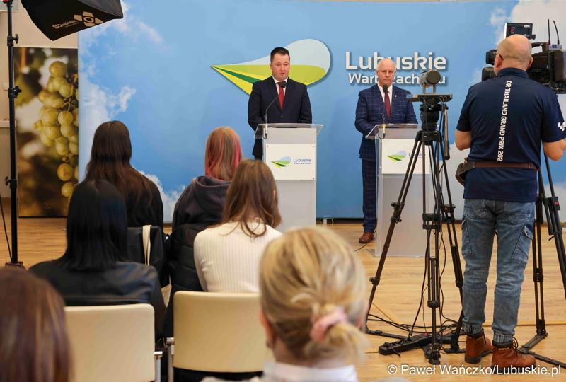 Uczestnicy konferencji prasowej dot. wsparcia samorządu lubuskiego na rzecz lubuskich ogrodów działkowych.