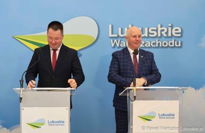 Uczestnicy konferencji prasowej dot. wsparcia samorządu lubuskiego na rzecz lubuskich ogrodów działkowych. Na zdjęciu: Członek Zarządu Województwa Lubuskiego Zbigniew Kołodziej (z prawej) oraz Dyrektor Departamentu Rolnictwa i Rozwoju Wsi Piotr Dembiński.