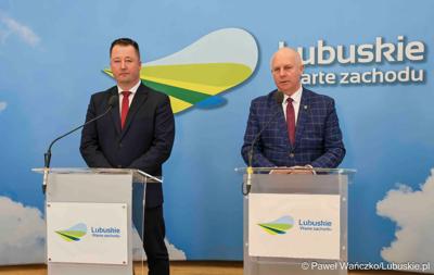 Uczestnicy konferencji prasowej dot. wsparcia samorządu lubuskiego na rzecz lubuskich ogrodów działkowych. Na zdjęciu: Członek Zarządu Województwa Lubuskiego Zbigniew Kołodziej (z prawej) oraz Dyrektor Departamentu Rolnictwa i Rozwoju Wsi Piotr Dembiński.