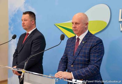 Członek Zarządu Województwa Lubuskiego Zbigniew Kołodziej (z prawej) przemawia podczas konferencji prasowej dot. wsparcia samorządu lubuskiego na rzecz lubuskich ogrodów działkowych. Obok Dyrektor Departamentu Rolnictwa i Rozwoju Wsi Piotr Dembiński.