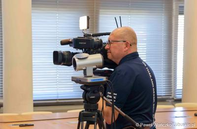 Operator TVP 3 Gorzów na konferencji prasowej dot. wsparcia samorządu lubuskiego na rzecz lubuskich ogrodów działkowych