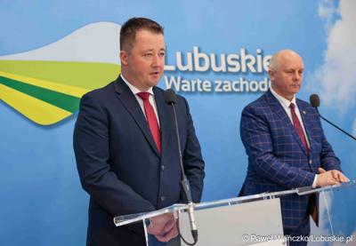Dyrektor Departamentu Rolnictwa i Rozwoju Wsi Piotr Dembiński (z lewej) przemawia podczas konferencji prasowej dot. wsparcia samorządu lubuskiego na rzecz lubuskich ogrodów działkowych. Obok Członek Zarządu Województwa Lubuskiego Zbigniew Kołodziej.