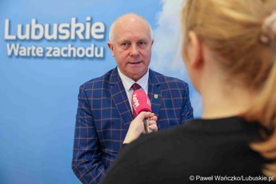 Członek Zarządu Województwa Lubuskiego Zbigniew Kołodziej udziela wywiadu dziennikarce RMF Maxx