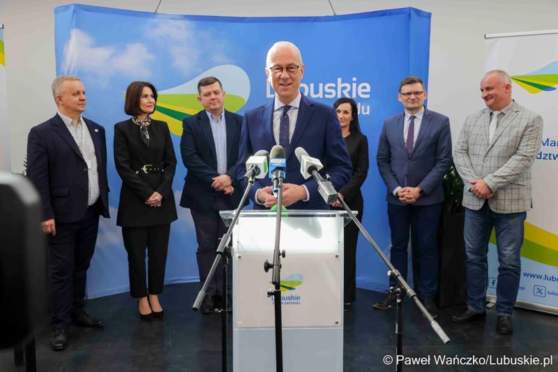 Uczestnicy konferencji prasowej poświęconej przekazaniu przez samorząd województwa lubuskiego wsparcia w kwocie 1 mln zł na organizowane przez siebie wydarzenia.