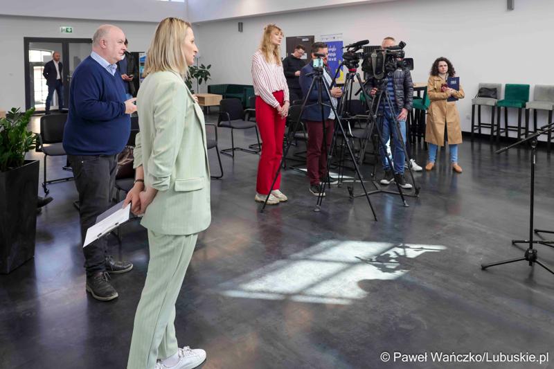 Uczestnicy konferencji prasowej poświęconej przekazaniu przez samorząd województwa lubuskiego wsparcia w kwocie 1 mln zł na organizowane przez siebie wydarzenia.