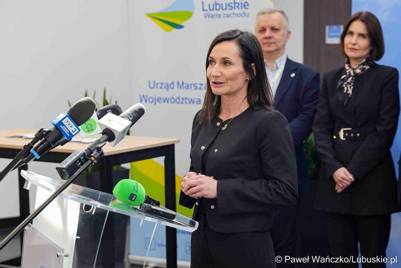 Uczestnicy konferencji prasowej poświęconej przekazaniu przez samorząd województwa lubuskiego wsparcia w kwocie 1 mln zł na organizowane przez siebie wydarzenia.