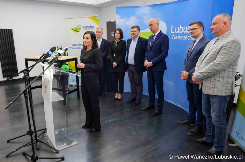 Uczestnicy konferencji prasowej poświęconej przekazaniu przez samorząd województwa lubuskiego wsparcia w kwocie 1 mln zł na organizowane przez siebie wydarzenia.