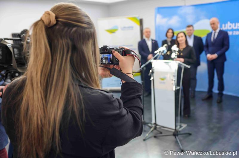 Uczestnicy konferencji prasowej poświęconej przekazaniu przez samorząd województwa lubuskiego wsparcia w kwocie 1 mln zł na organizowane przez siebie wydarzenia.