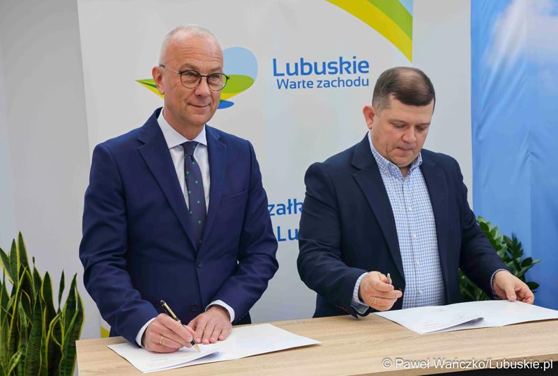 Uczestnicy konferencji prasowej poświęconej przekazaniu przez samorząd województwa lubuskiego wsparcia w kwocie 1 mln zł na organizowane przez siebie wydarzenia.