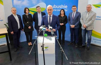 Uczestnicy konferencji prasowej poświęconej przekazaniu przez samorząd województwa lubuskiego wsparcia w kwocie 1 mln zł na organizowane przez siebie wydarzenia. 
