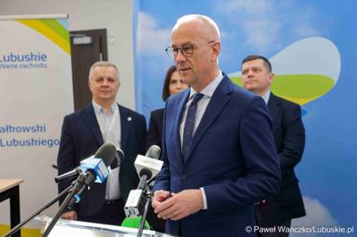 Uczestnicy konferencji prasowej poświęconej przekazaniu przez samorząd województwa lubuskiego wsparcia w kwocie 1 mln zł na organizowane przez siebie wydarzenia. 