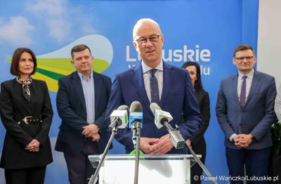 Uczestnicy konferencji prasowej poświęconej przekazaniu przez samorząd województwa lubuskiego wsparcia w kwocie 1 mln zł na organizowane przez siebie wydarzenia. 