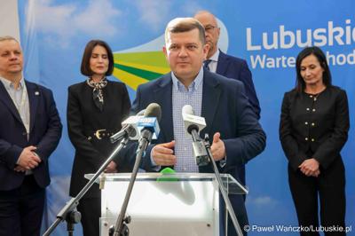 Uczestnicy konferencji prasowej poświęconej przekazaniu przez samorząd województwa lubuskiego wsparcia w kwocie 1 mln zł na organizowane przez siebie wydarzenia. 