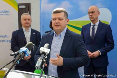 Uczestnicy konferencji prasowej poświęconej przekazaniu przez samorząd województwa lubuskiego wsparcia w kwocie 1 mln zł na organizowane przez siebie wydarzenia. 