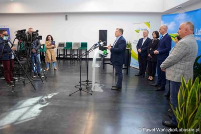 Uczestnicy konferencji prasowej poświęconej przekazaniu przez samorząd województwa lubuskiego wsparcia w kwocie 1 mln zł na organizowane przez siebie wydarzenia. 