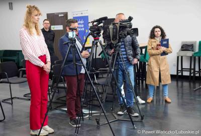 Uczestnicy konferencji prasowej poświęconej przekazaniu przez samorząd województwa lubuskiego wsparcia w kwocie 1 mln zł na organizowane przez siebie wydarzenia. 