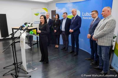 Uczestnicy konferencji prasowej poświęconej przekazaniu przez samorząd województwa lubuskiego wsparcia w kwocie 1 mln zł na organizowane przez siebie wydarzenia. 