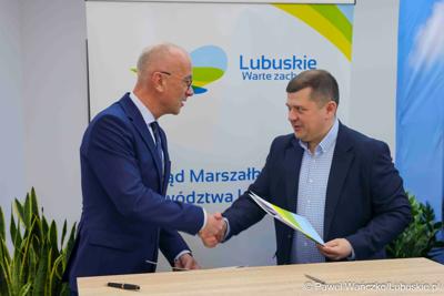 Uczestnicy konferencji prasowej poświęconej przekazaniu przez samorząd województwa lubuskiego wsparcia w kwocie 1 mln zł na organizowane przez siebie wydarzenia. 