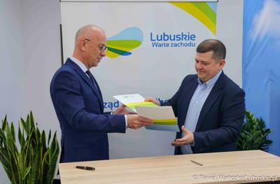 Uczestnicy konferencji prasowej poświęconej przekazaniu przez samorząd województwa lubuskiego wsparcia w kwocie 1 mln zł na organizowane przez siebie wydarzenia. 