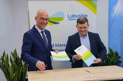 Uczestnicy konferencji prasowej poświęconej przekazaniu przez samorząd województwa lubuskiego wsparcia w kwocie 1 mln zł na organizowane przez siebie wydarzenia. 