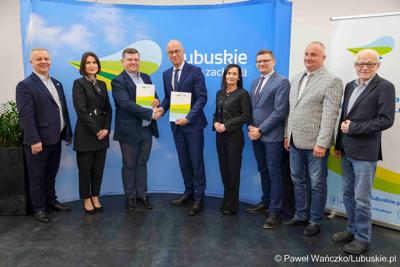 Uczestnicy konferencji prasowej poświęconej przekazaniu przez samorząd województwa lubuskiego wsparcia w kwocie 1 mln zł na organizowane przez siebie wydarzenia. 