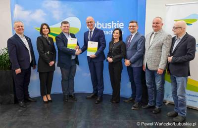 Uczestnicy konferencji prasowej poświęconej przekazaniu przez samorząd województwa lubuskiego wsparcia w kwocie 1 mln zł na organizowane przez siebie wydarzenia. 