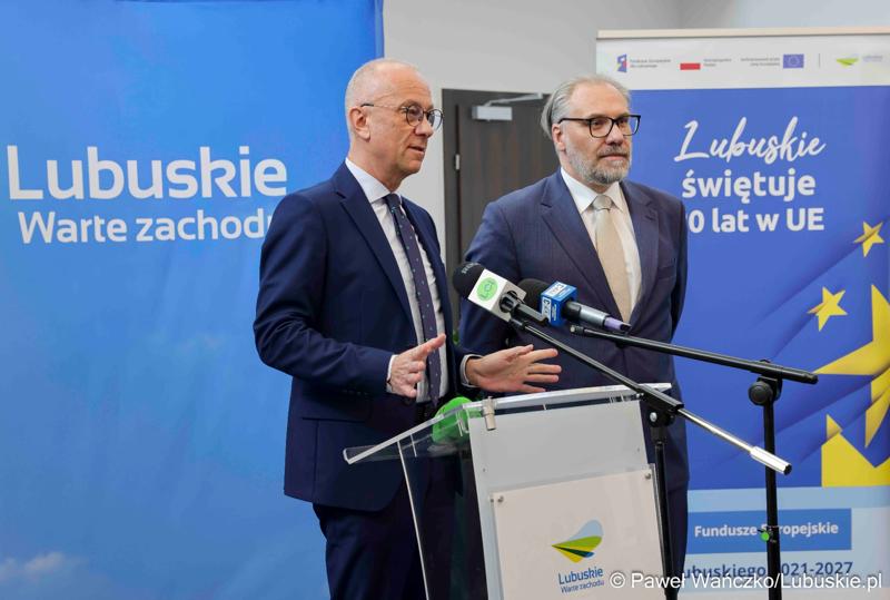 W Lubuskim Centrum Cyfryzacji w Gorzowie Wlkp. 24 marca 2025 r. odbyła się konferencja poświęcona rozwojowi bezpieczeństwa cyfrowego w regionie. W otwarciu roboczego spotkania „Rozwój e-usług w województwie lubuskim – SOC” uczestniczył marszałek województwa lubuskiego Marcin Jabłoński.